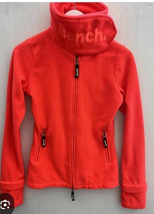 Кофта bench флисовая красная .с высоким воротником-стойкой и фирменным логотипом на воротнике.