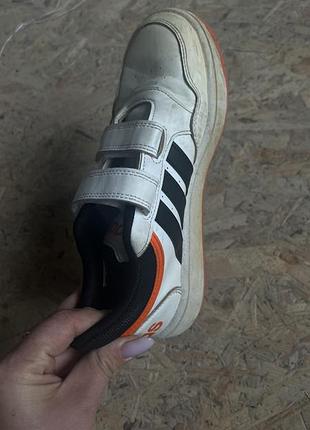 Кросівки унісекс adidas білі з чорними смужками