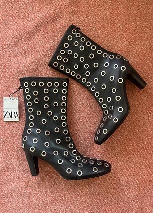 Нові жіночі чорні черевики zara у готично-авангардному стилі, з металевими люверсами, на зручних підборах, розмір 39-40