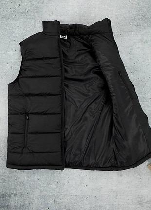 Жилет tnf черного цвета 4