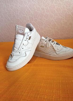 Кросівки унісекс adidas білі, розмір 39