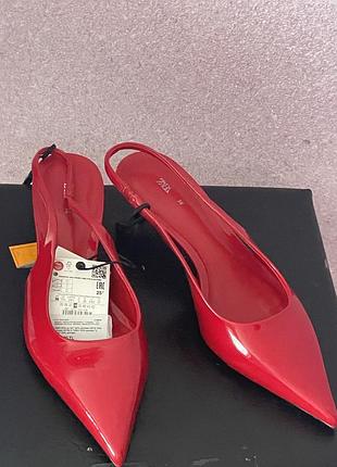 Нові червоні лаковані туфлі слінбеки від zara