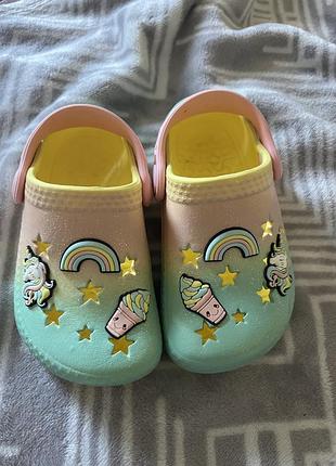 Шльопанці для дівчинки crocs різнокольорові, розмір 23