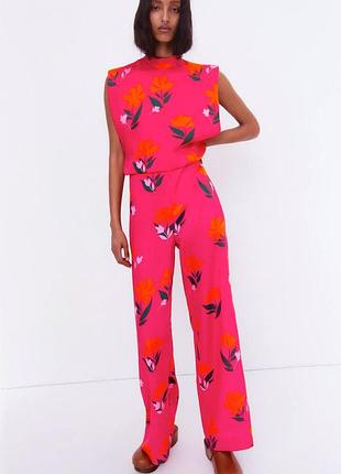 Zara атласний комбінезон з квітковим принтом та відкритою спиною