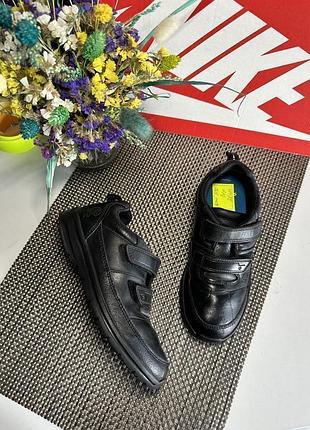 Оригінальні шкіряні кросівки на липучках clarks