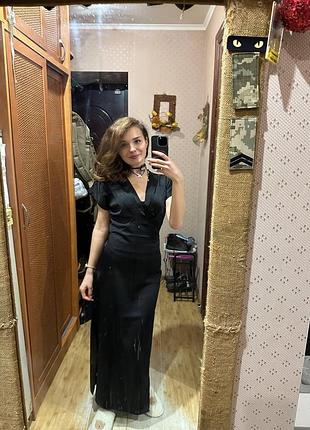 Довга жіноча сукня чорна атласна