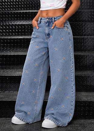 Джинсы с вышивкой модели wide leg (широкого кроя)