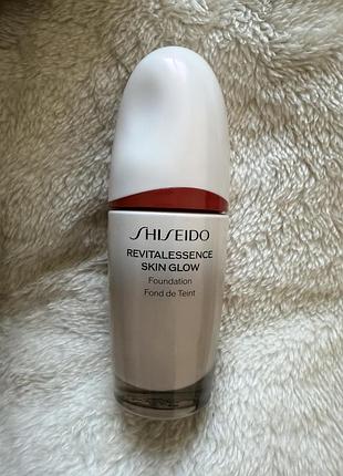 Тональний крем shiseido revitalessence skin glow 140 porcelain