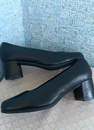 Кожаные базовые женские туфли-лодочки от известного британского бренда clarks.