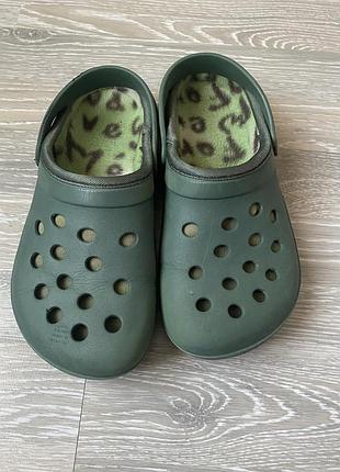 Сабо жіночі в стилі crocs classic lined clog темно-зелені з леопардовою підкладкою