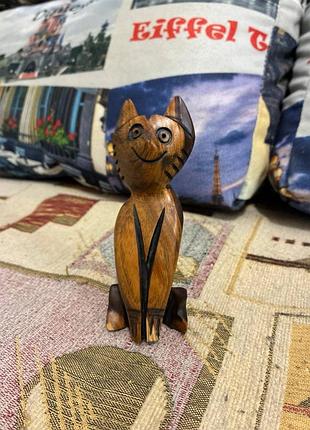 Фигурка кошки, вырезанная вручную из дерева.