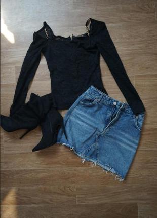 Черная сексуальная кофточка на бретельках с шипами, открытыми плечиками и длинным рукавом