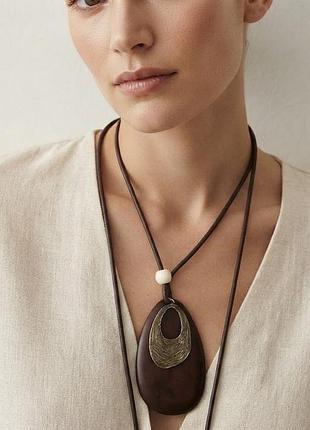 Етно-кольє на довгому темному шнурку з великим кулоном з дерева