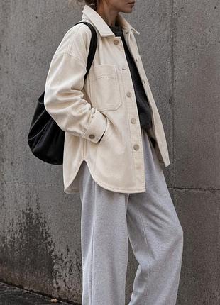 Молочная вельветовая рубашка- куртка gina tricot oversize спущенное плечо удлиненная плотная рубашка