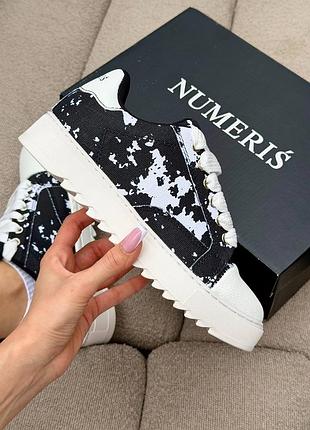 Numeris acrylic black white