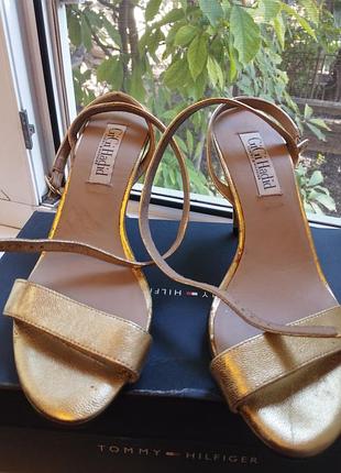 Жіночі босоніжки tommy hilfiger золотисті, довжина устілки 27,5 см