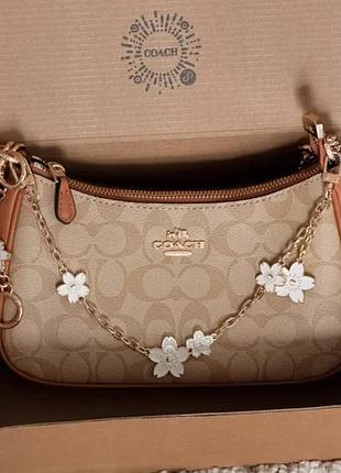 Женская сумка coach teri in signature canvas with charms бежевый коуч тери с цепочкой