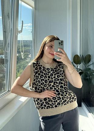 Жіночий вʼязаний леопардовий жилет
