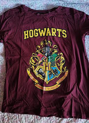 Для любительок чарівного світу гаррі поттера: нова футболка «hogwarts»