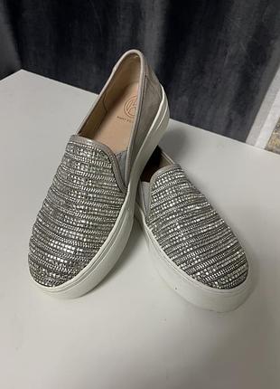 Срібні сліпони на масивній білій підошві kurt geiger