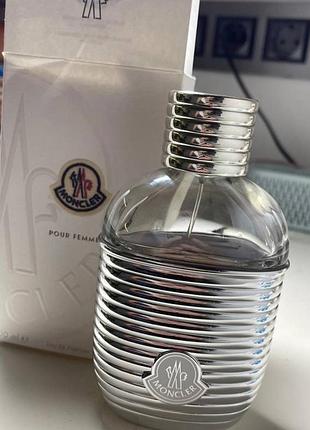 Оригінальні парфуми moncler pour femme у скляному флаконі.