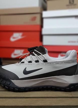 Чоловічі кросівки nike acg mountain fly low gore tex бежеві з коричневим