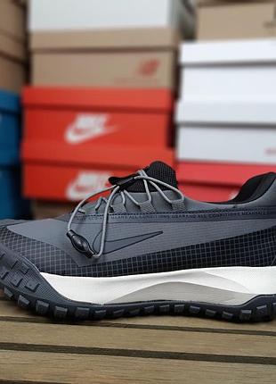 Чоловічі кросівки nike acg mountain fly low gore tex сірі з помаранчевим