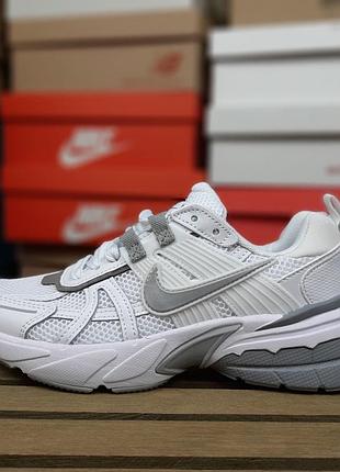 Жіночі кросівки nike v2k run білі з сірим