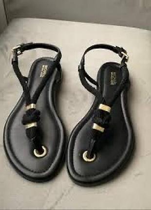 Черные кожаные сандалии michael kors holly с аккуратным узелком и золотистой фурнитурой.