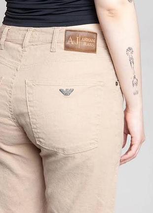Оригінальні вінтажні бежеві джинси від італійського бренду armani jeans прямого або злегка розкльошеного крою.