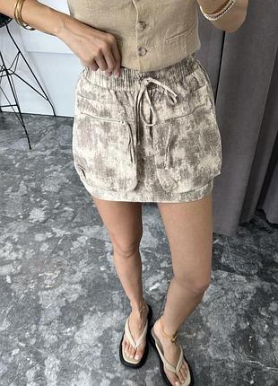 Zara спідниця міні з накладними обʼємними карманами коротка хакі колір карго камуфляж принт бежева на літо весну трендова жіноча