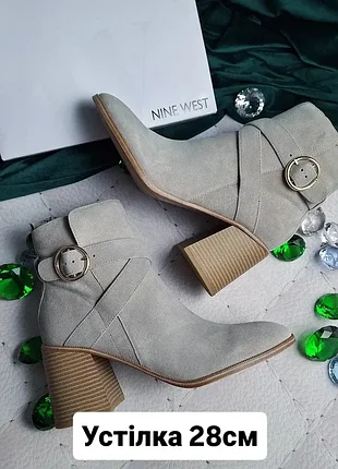 Nine west оригінал сіро-бежеві замшеві жіночі черевики ботильони великого розміру на підборах