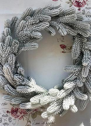 Венок новогодний рождественский traditional из литой хвои d-50 см заснеженный