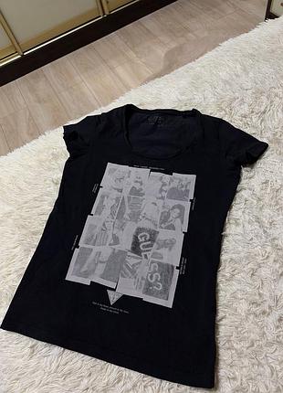 Черная футболка от guess с контрастным черно-белым фотоколлажем и фирменным логотипом на груди.