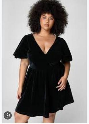 Бархатная мини-платье бренда nasty gal с глубоким v-образным вырезом и короткими объемными рукавами-фонариками.