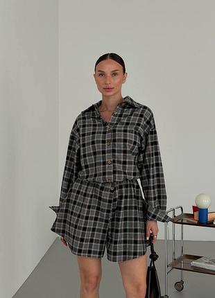 Женский комбинезон в клетку с застежкой на пуговицах с длинными рукавами и свободными шортами