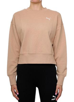 Укороченный свитшот puma с круглым вырезом и небольшим белым логотипом на груди.