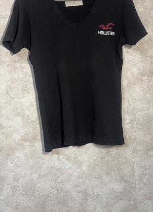 Футболка чоловіча hollister чорна з v-вирізом та логотипом, розмір xl