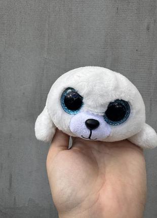 М'яка іграшка — плюшевий тюлень айсі (icy) із серії ty beanie boo's, яка відома своїми великими блискучими очима.
