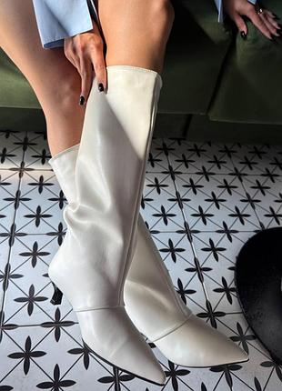 Самые стильные демисезонные сапоги трубы из натуральной кожи на каблуке 4 см