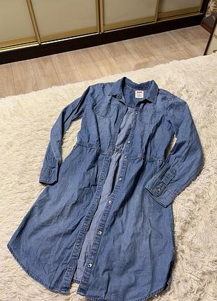 Джинсовое платье-рубашка от levi's с эластичной резинкой на талии.