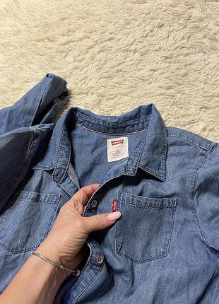 Джинсовое платье-рубашка от levi's с эластичной резинкой на талии. 2
