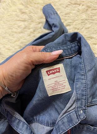 Джинсовое платье-рубашка от levi's с эластичной резинкой на талии. 3