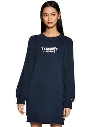 Темно-синее платье женское tommy jeans с белым логотипом и небольшим сердцем на груди.