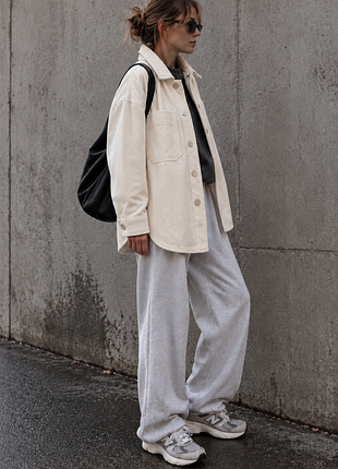 Молочная вельветовая рубашка- куртка gina tricot oversize спущенное плечо удлиненная плотная рубашка