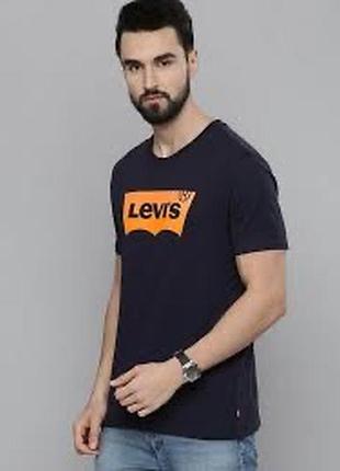 Черная футболка levi's с ярким оранжевым логотипом на груди.