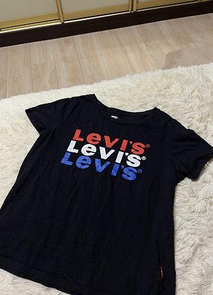 Черная футболка levi's с ярким тройным логотипом на груди в красном, белом и синем цветах.