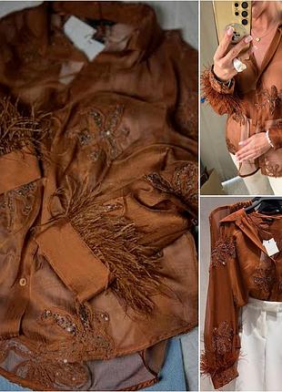 Рубашка/блуза zara, с вышивкой и перьями на манжетах.