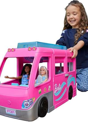Barbie dreamcamper набір з кемпером з обертовими колесами 7 зонами для гри басейном гіркою та понад 60 аксесуарами для кемпінгу