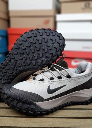 Мужские кроссовки nike acg mountain fly low gore-tex бежевые с коричневым